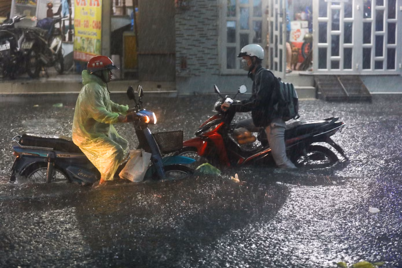 Theo Đài khí tượng thủy văn Nam Bộ, nhiễu động không khí gây mưa lớn tại nhiều quận huyện TP HCM và TP Thủ Đức. Tính đến 17h, lượng mưa tại huyện Hóc Môn là 59 mm, TP Thủ Đức đến 86 mm.