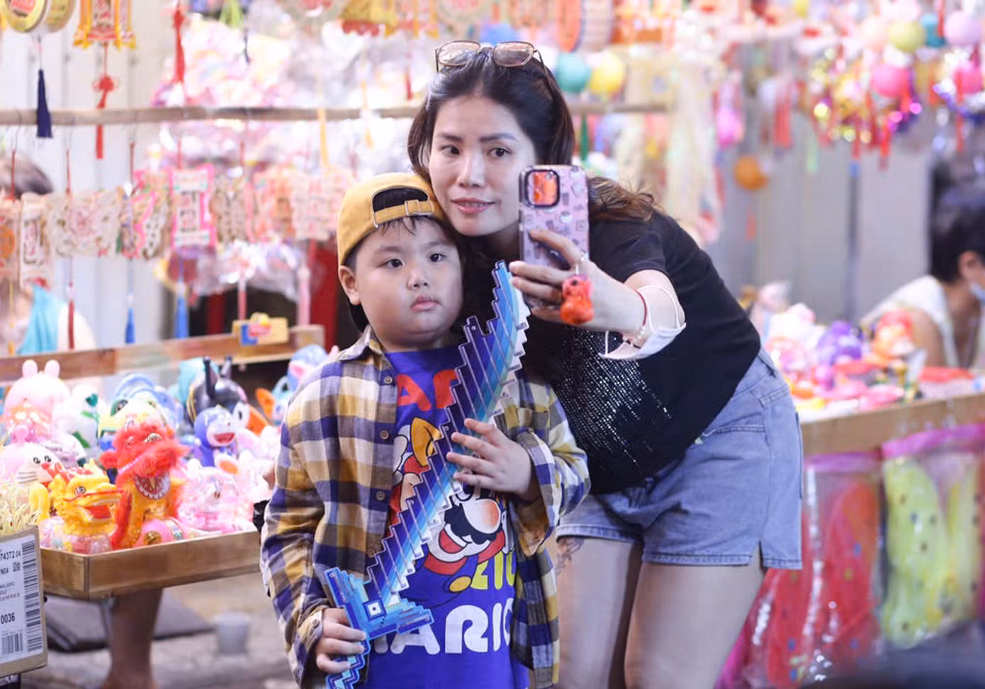 Các em nhỏ thích thú khi được ba mẹ chụp ảnh cùng những chiếc lồng đèn.