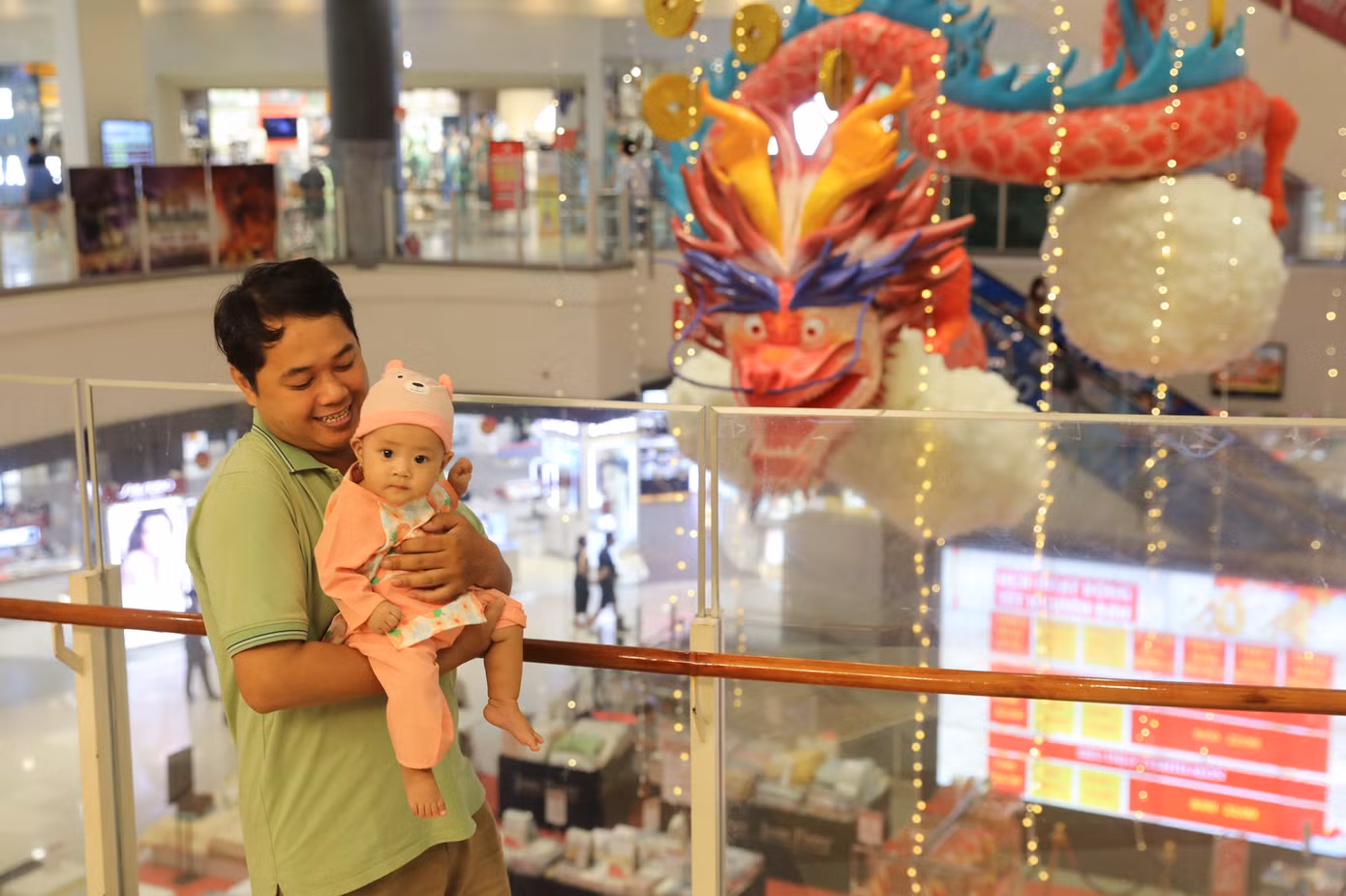 Anh Huy, ở quận Tân Phú chia sẻ: "Mình thấy linh vật rồng này có màu sắc rất đẹp, nhưng lại có gương mặt không thân thiện, có cảm giác như linh vật rồng này đang không hài lòng chuyện gì đó, trông khá giận dữ. Mình thấy biểu cảm của linh vật này khá hài hước, thú vị".