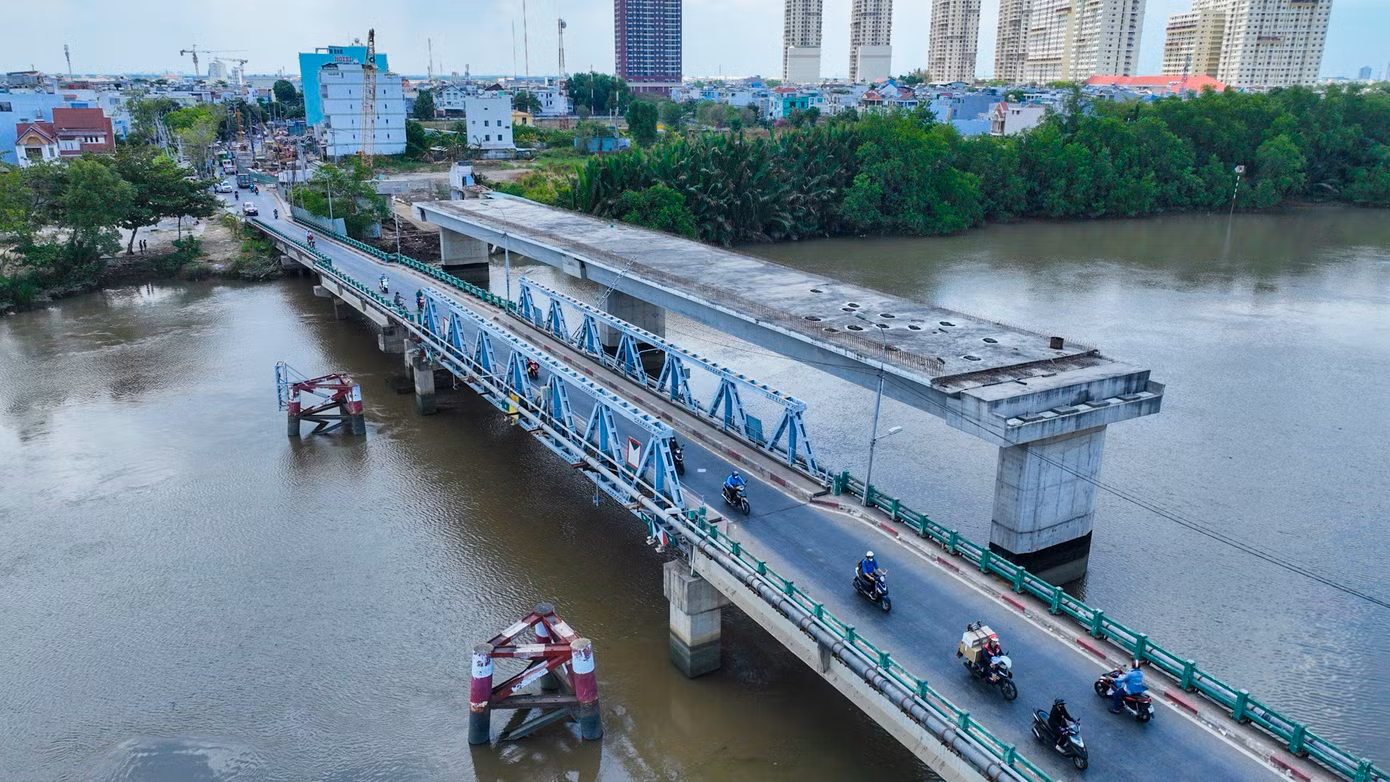 Tháng 7/2022, HĐND TPHCM thông qua chủ trương điều chỉnh dự án cầu Phước Long, tăng mức đầu tư lên 748 tỷ đồng. Cuối tháng 7/2023, cầu Phước Long đã thi công trở lại sau gần 3 năm tạm dừng.