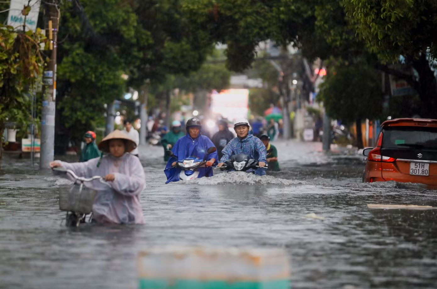 Mưa càng lúc càng lớn khiến đoạn đường bị ngập nặng và không có dấu hiệu nước rút kịp.