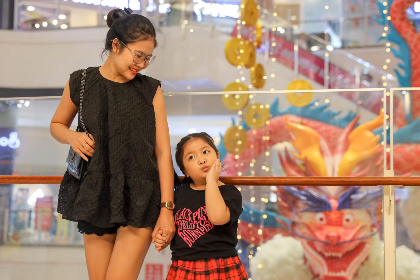 Chị Quỳnh tranh thủ đưa gia đình mình đến trung tâm thương mại vui chơi và không quên lưu lại khoảnh khắc vui nhộn cùng linh vật rồng.