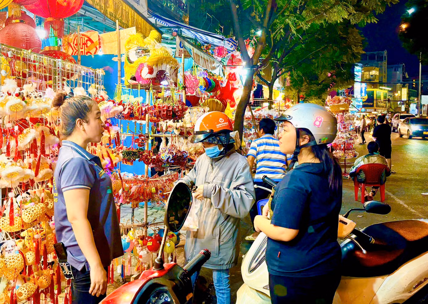 Các tiểu thương cho biết, càng gần đến ngày Trung thu, phố lồng đèn càng nhộn nhịp bởi nhiều lượt khách tham quan, mua sắm. Các tiểu thương cho biết, càng gần đến ngày Trung thu, phố lồng đèn càng nhộn nhịp bởi nhiều lượt khách tham quan, mua sắm.