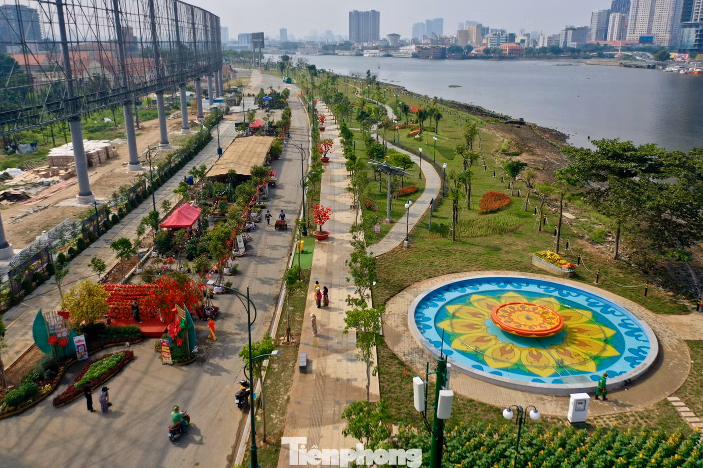 Nằm sát bờ sông Sài Gòn, khu vực giữa công viên, một hạng mục mới là đài phun nước đã hoàn thành và đưa vào hoạt động. Đài phun nước được thiết kế hình tròn, ở giữa vẽ hoa văn hình hoa hướng dương.