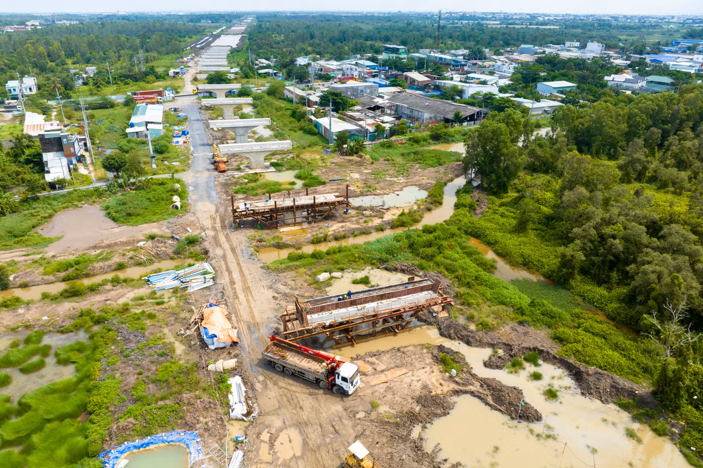 Các đoạn thi công đã tiếp nhận cát gồm: phân đoạn Km 62+700 - Km 63+830 khoảng 30,000m3, phân đoạn Km 63+830 - Km 65+640 khoảng 11,000m3, phân đoạn Km 65+640 - Km 67+148 khoảng 43,000m3, phân đoạn Km 67+148 - Km 68+160 khoảng 42,000m3.
