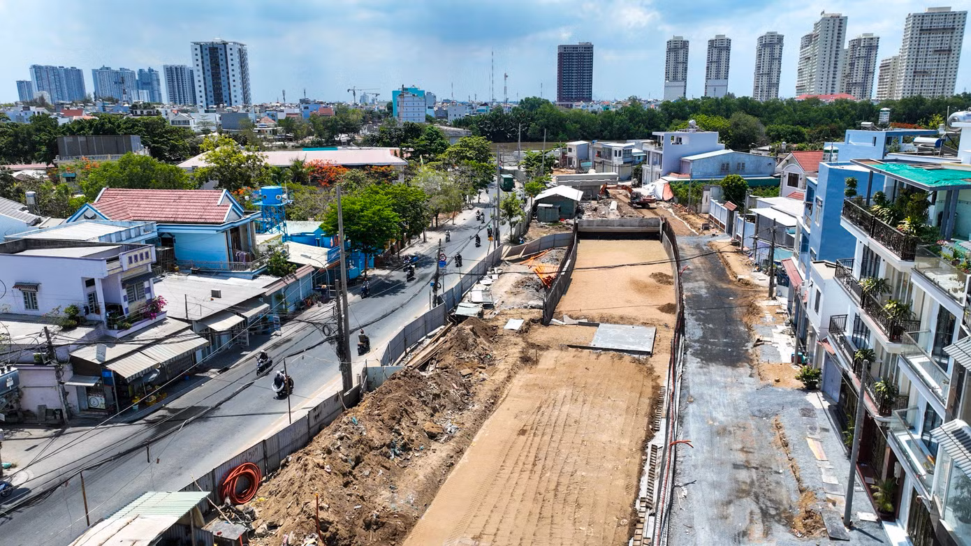 Với lợi thế đã có mặt bằng sạch từ cuối năm 2023, công tác di dời hạ tầng kỹ thuật và công tác thi công diễn ra khá thuận lợi.