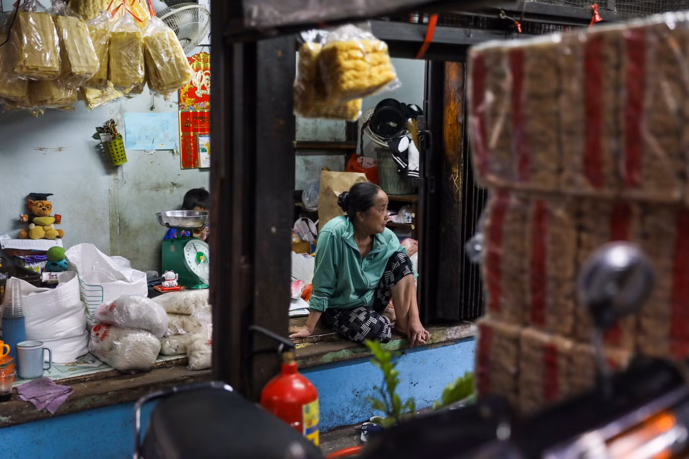 Các ô chợ thông nhau với các lối đi (hẻm) chỉ rộng khoảng 1m. Các nhà sạp nhỏ hẹp, quy mô từ 1-3 tầng, để buôn bán cũng là nơi sinh sống của người dân.