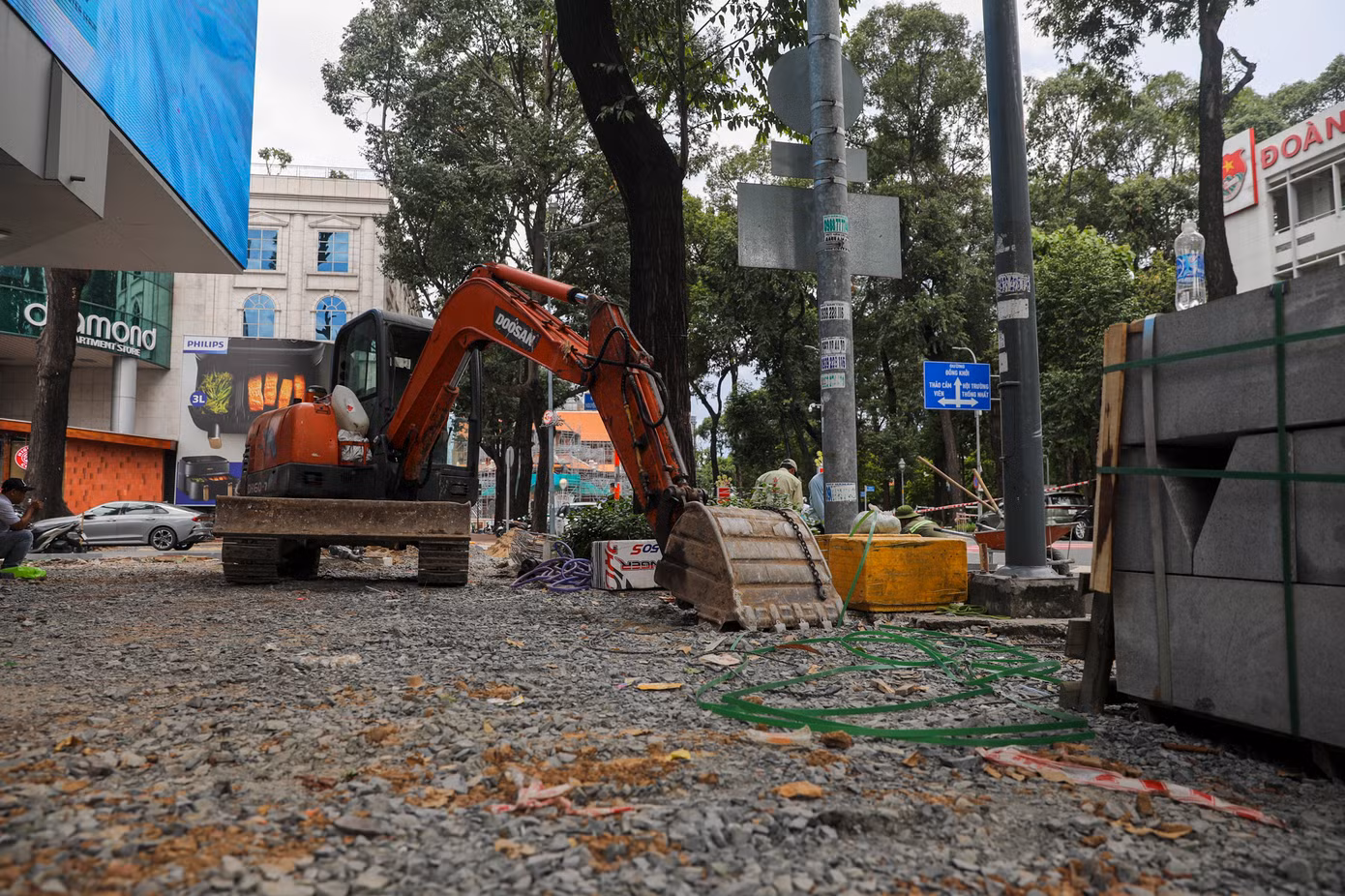 Việc thi công chỉnh trang vỉa hè cũng gây không ít khó khăn cho người đi bộ