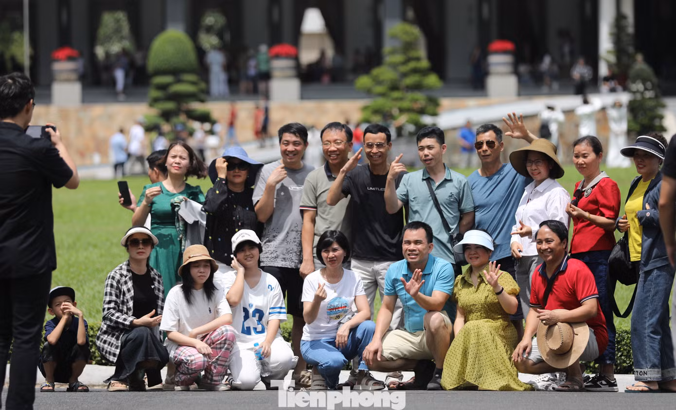 Đến 10h30, lượng khách vào Dinh càng đông hơn.