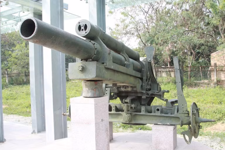 Những khẩu pháo 105mm ta thu được của địch