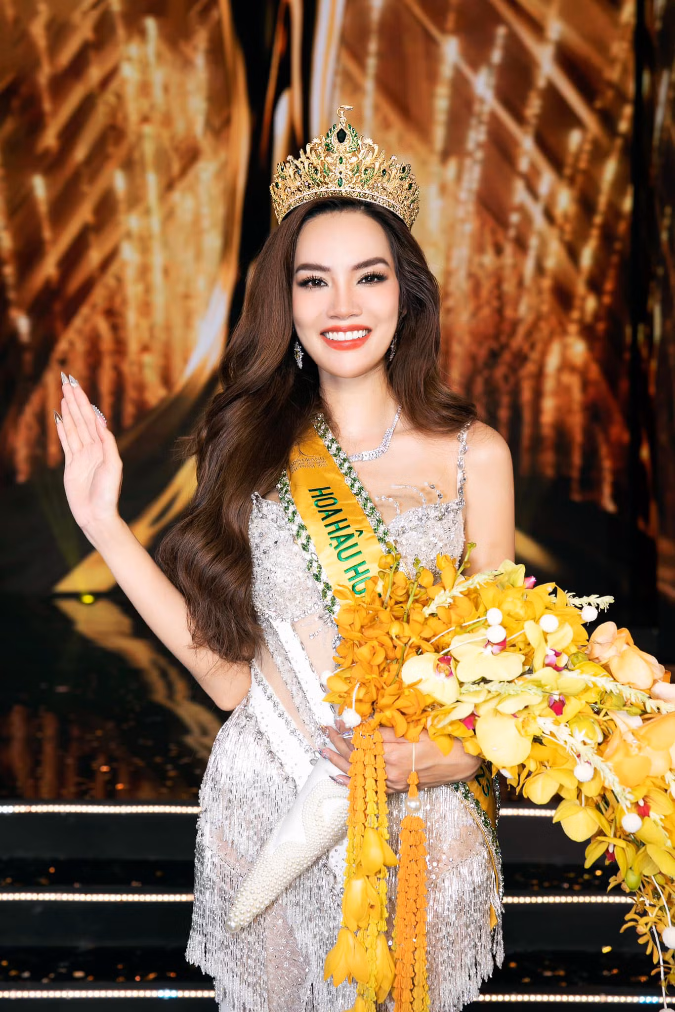 Tối 27/8 đã diễn ra chung kết Hoa hậu Hòa bình Quốc tế 2023 với sự lên ngôi của người đẹp Lê Hoàng Phương. Cô trở thành đại diện Việt Nam tham dự Hoa hậu Hòa bình Quốc tế 2023 tổ chức vào tháng 10. Trong đêm chung kết, Hoàng Phương cũng có dịp hội ngộ ông Nawat - chủ tịch cuộc thi Miss Grand International và người đẹp Isabella Menin - đương kim Hoa hậu Hòa bình Quốc tế 2022. Tối 27/8 đã diễn ra chung kết Hoa hậu Hòa bình Quốc tế 2023 với sự lên ngôi của người đẹp Lê Hoàng Phương. Cô trở thành đại diện Việt Nam tham dự Hoa hậu Hòa bình Quốc tế 2023 tổ chức vào tháng 10. Trong đêm chung kết, Hoàng Phương cũng có dịp hội ngộ ông Nawat - chủ tịch cuộc thi Miss Grand International và người đẹp Isabella Menin - đương kim Hoa hậu Hòa bình Quốc tế 2022.