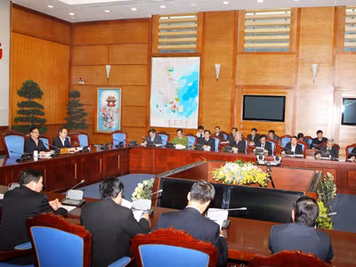 Thủ tướng Nguyễn Tấn Dũng chủ trì buổi làm việc với lãnh đạo thành phố Hải Phòng và các bộ, ngành có liên quan về vụ huyện Tiên Lãng, thành phố Hải phòng cưỡng chế thu hồi đất ở xã Vinh Quang (huyện Tiên Lãng, thành phố Hải Phòng). Ảnh: TTXVN