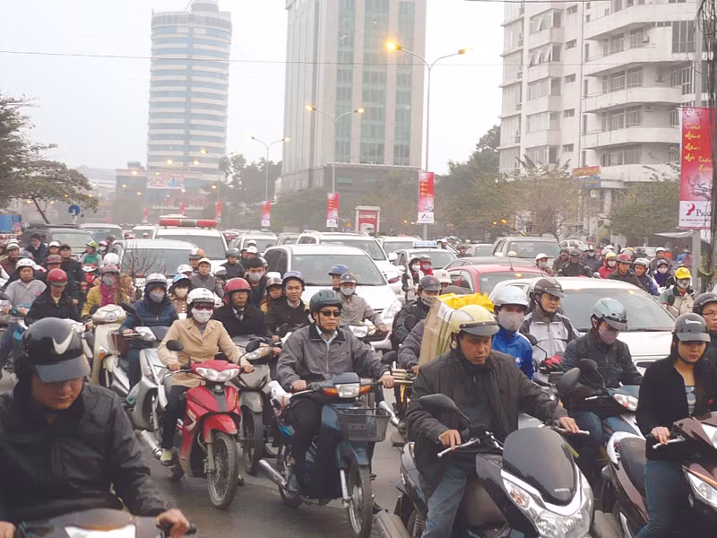 Đổi giờ, xuất hiện một số điểm ùn tắc. Ảnh: Trọng Đảng