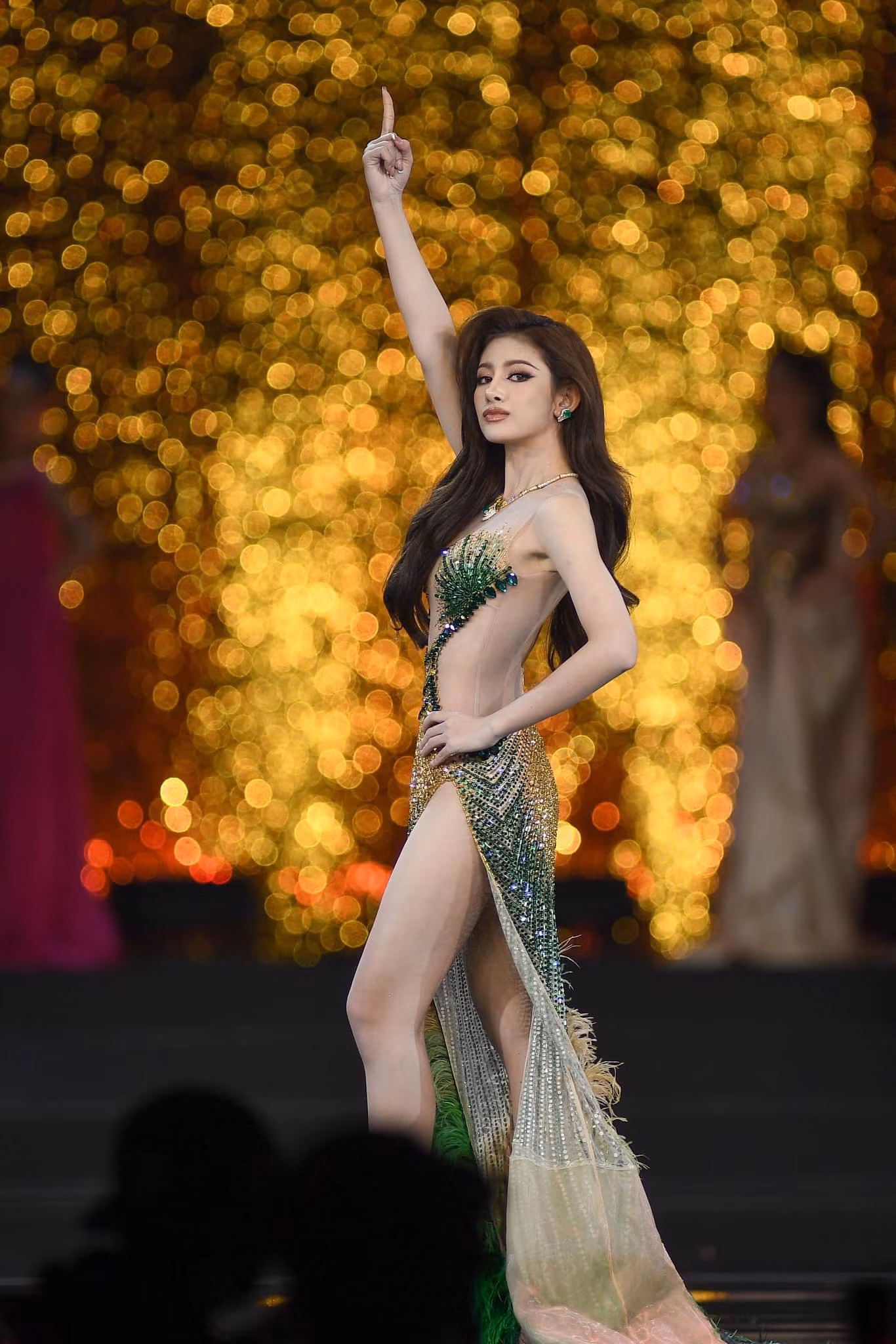 Á hậu 3 thuộc về đại diện tỉnh Loei - Ajcharee Srisuk. Cô diện váy dạ hội cắt xẻ táo bạo. Người đẹp có màn trình diễn được đánh giá lộng lẫy, sang trọng.