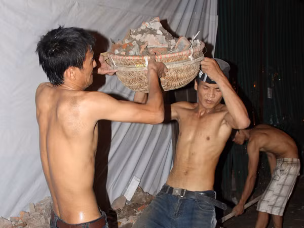 È cổ đội cả trăm thúng mỗi đêm. Ảnh: Trường Phong