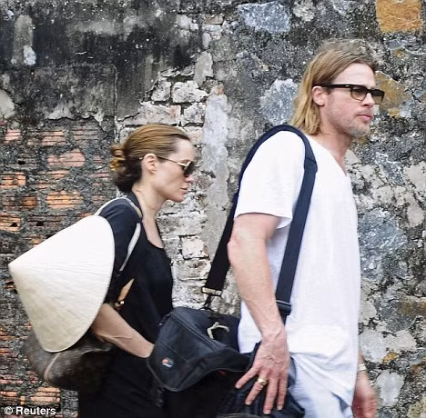 Ngày hôm qua Jolie-Pitt đi thăm chuồng cọp Pháp ở Côn Đảo