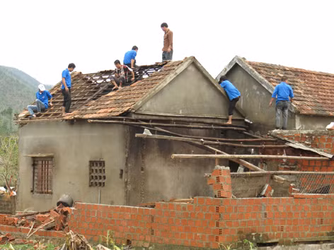 Màu áo xanh tình nguyện sưởi ấm những vùng quê bạc trắng sau bão lũ. ảnh: hoàng nam