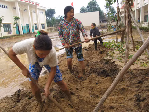 Các cô giáo trường THCS Hành Tín Đông xúc bùn cát 