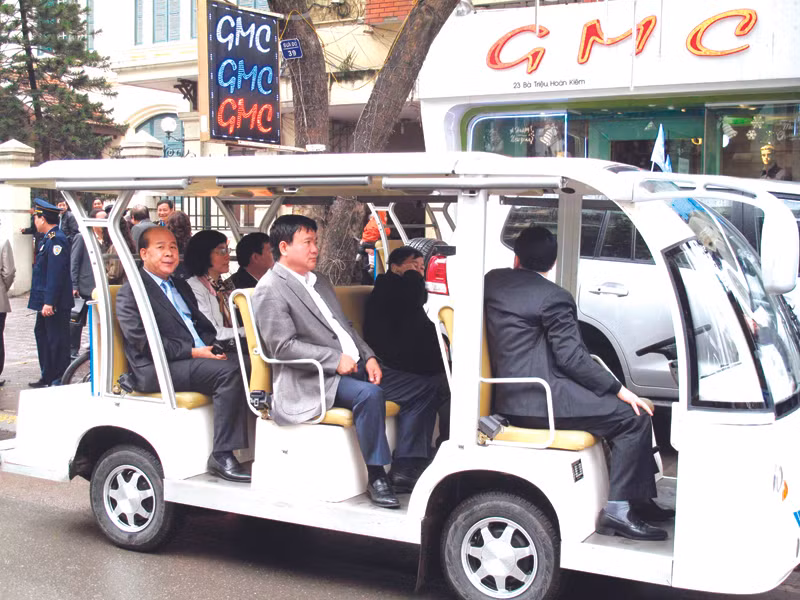 Bộ trưởng GTVT thị sát giao thông quận Hoàn Kiếm. Ảnh: Gia Khánh