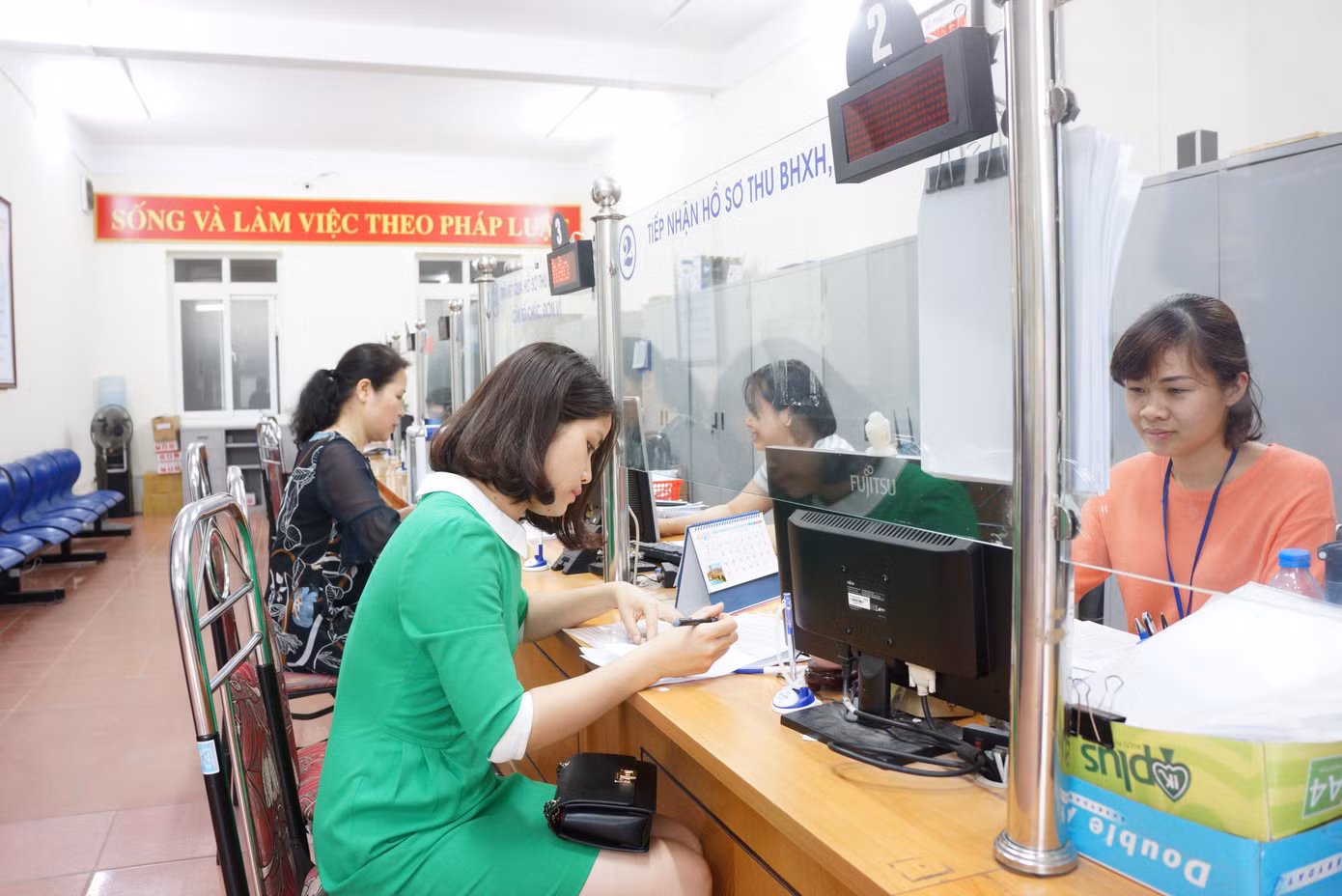 Dịch bệnh kiến nhiều người lựa chọn hưởng BHXH một lần, đánh mất cơ hội tích luỹ để có lương hưu khi hết tuổi lao động. Ảnh minh hoạ.