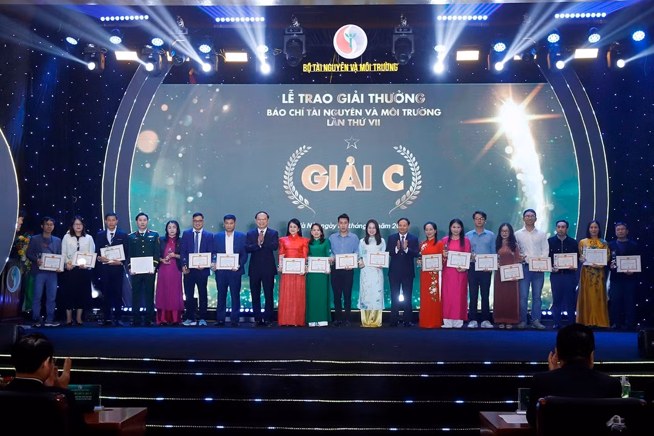 Thứ trưởng Bộ TN&amp;MT Lê Công Thành và Thứ trưởng Lê Minh Ngân trao giải C cho các tác giả đoạt giải.