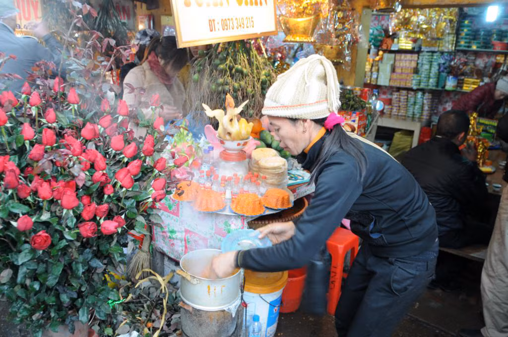 Dọc hai bên đường san sát các hàng quán với dịch vụ viết sớ, sắp lễ 