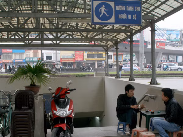Cửa vào hầm đường bộ thành nơi bán trà đá