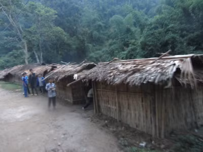Bếp nấu ăn của các em HS bán trú Tam Hợp dựng bên bờ suối Ảnh: Quang Long