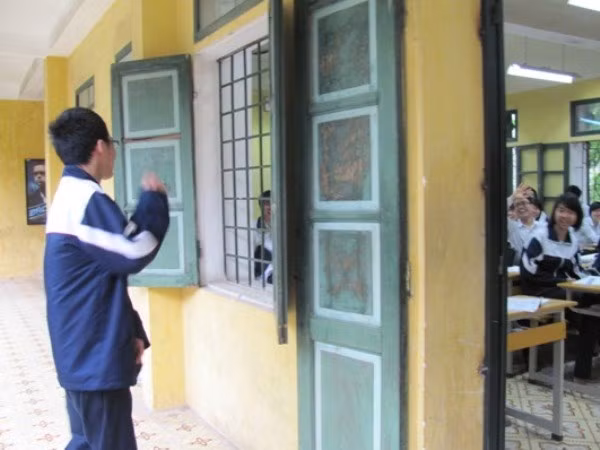 Thầy hiệu trưởng buồn rầu thu lại những lời học sinh viết
