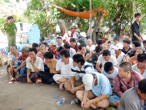 100 con bạc bị công an bao vây khi đang tổ chức đá gà. Ảnh: Oanh Nguyễn 100 con bạc bị công an bao vây khi đang tổ chức đá gà