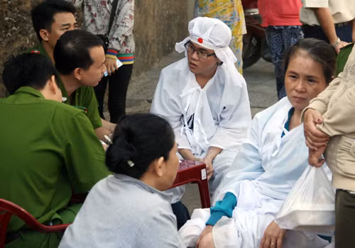 Cảnh sát lấy lời khai những thành viên trong gia đình