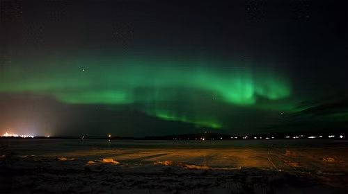 Cực quang ở phía Nam Iceland Cực quang ở gần thành phố Trondheim Nauy Cực quang ở gần thành phố Tromsoe, Bắc Nauy Hình ảnh cực quang ở Alnwick, Northumberland, Vương quốc Anh – nơi cực quang hiếm xuất hiện Vùng đất hoang Pennine tại vùng biên giới giữa County Durham và North Yorkshire Thị trấn Lakselv ở Porsanger Fjord, Nauy Donegal, Ireland