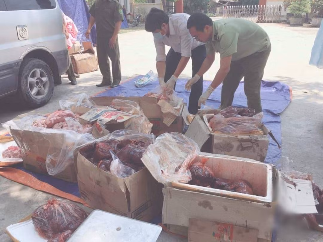 Bắt gần 300 kg nội tạng động vật hôi thối trên đường đi tiêu thụ ảnh 2