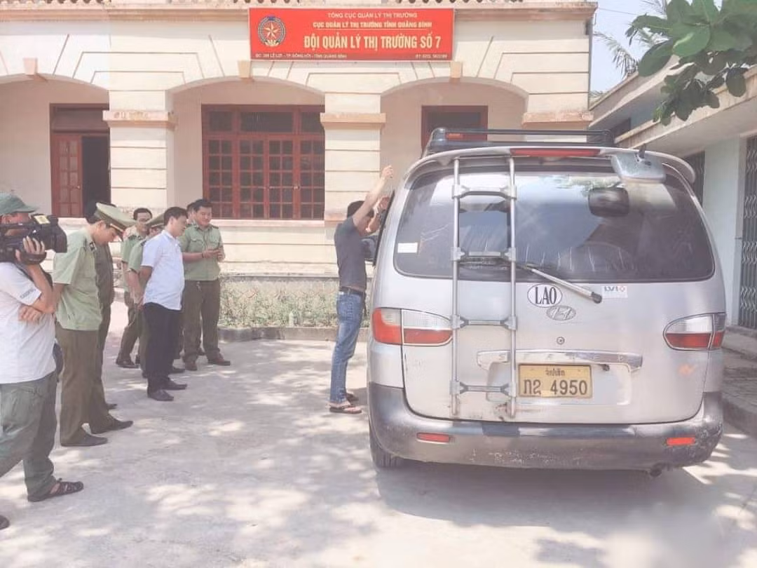 Bắt gần 300 kg nội tạng động vật hôi thối trên đường đi tiêu thụ ảnh 1