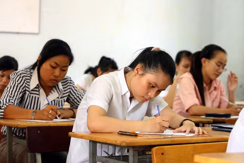 Thí sinh dự thi vào Trường ĐH Tài chính marketing năm 2011. Năm nay nhiều trường khối kinh tế dự kiến tuyển sinh thêm khối A1 - Ảnh: Đào Ngọc Thạch (Thanh Niên)