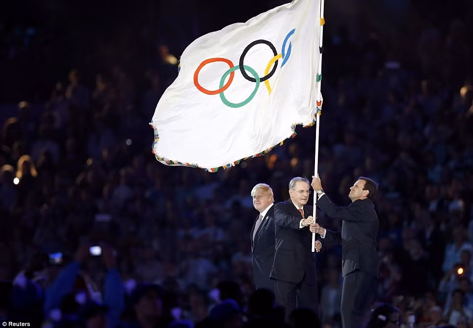 Thị trưởng Rio de Janeiro Eduardo Paes của Brazil nhận lá cờ đăng cai Olympic 2016 