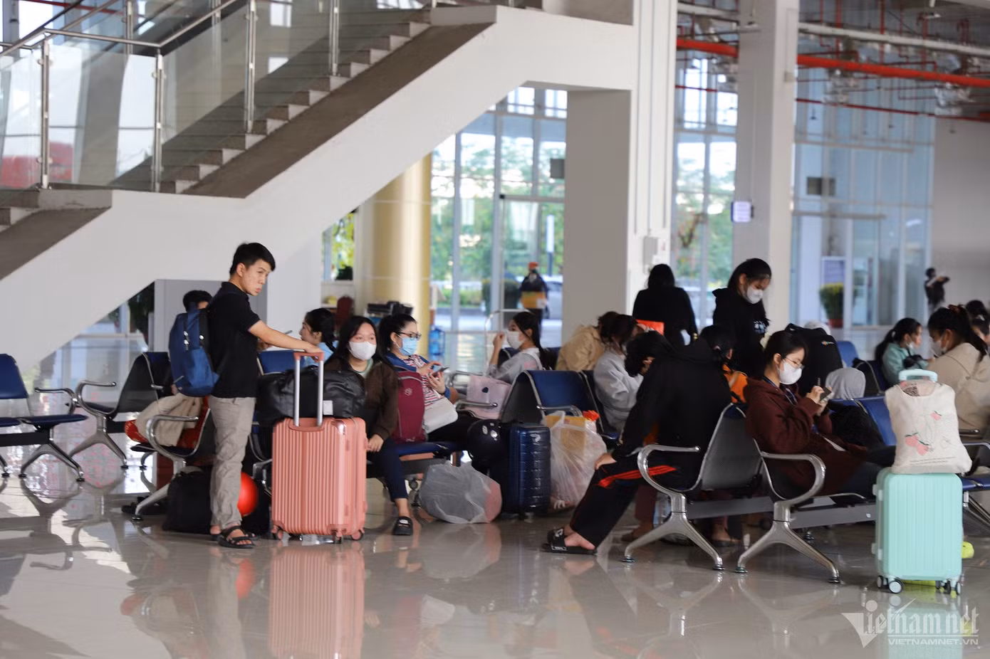 Mặc dù lượng hành khách tăng nhưng không xảy ra tình trạng quá tải vì bến xe rộng rãi, thông thoáng.