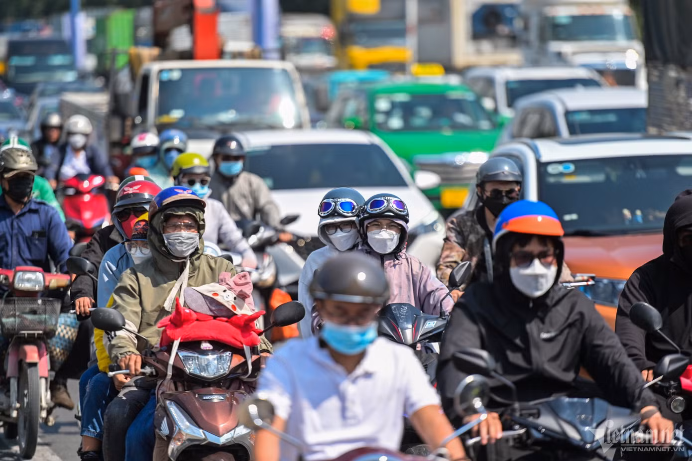 Quốc lộ 1 ùn tắc kéo dài và nhanh chóng lan sang các tuyến đường như Kinh Dương Vương (Bình Tân), Tỉnh lộ 10, Trần Đại Nghĩa (huyện Bình Chánh)... Dòng xe khách, xe tải di chuyển chậm.