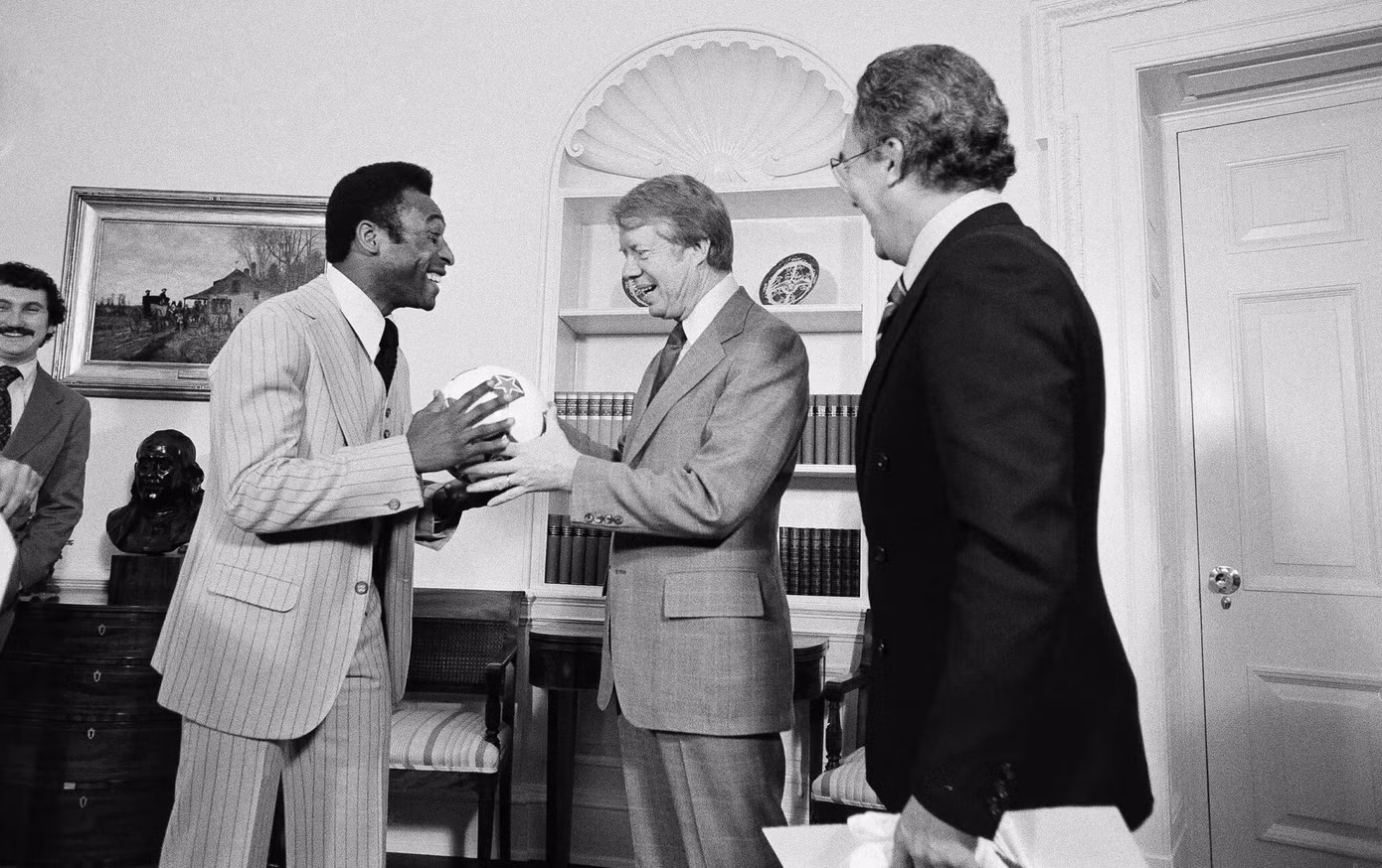 Tại Nhà Trắng, Pelé gặp Tổng thống Mỹ Jimmy Carter năm 1977. Tại Nhà Trắng, Pelé gặp Tổng thống Mỹ Jimmy Carter năm 1977.