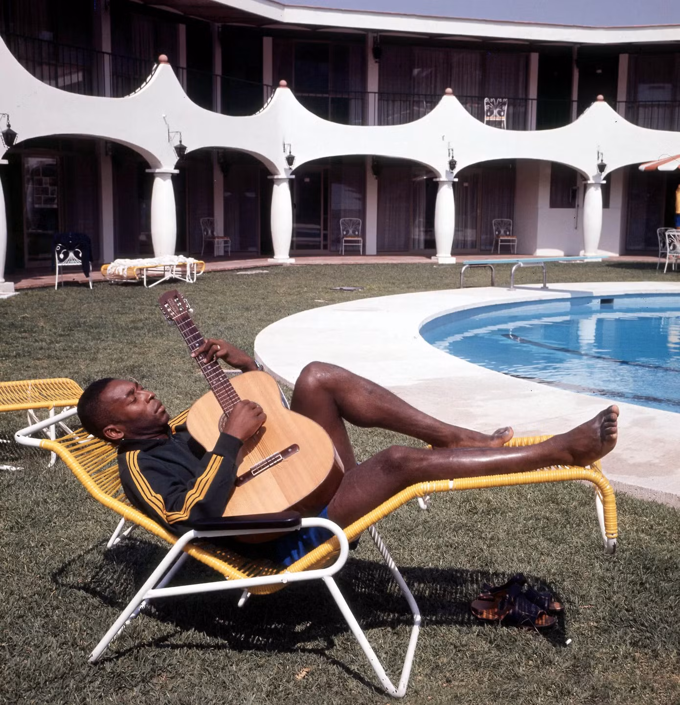 Pelé, người nổi tiếng yêu âm nhạc, đã thư giãn bên cây đàn guitar ở World Cup 1970. Pelé, người nổi tiếng yêu âm nhạc, đã thư giãn bên cây đàn guitar ở World Cup 1970.