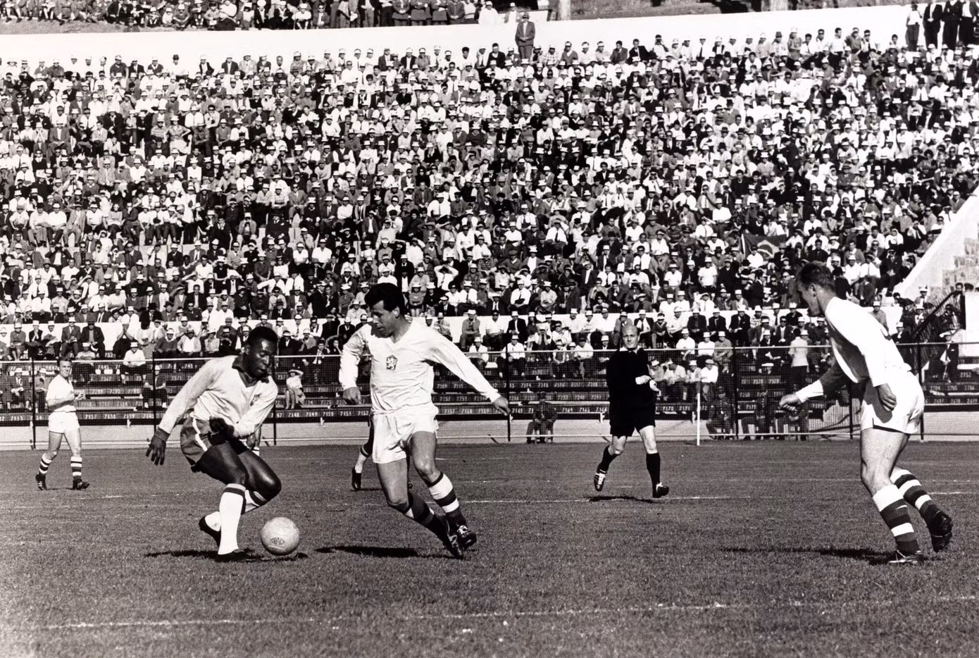 Pelé đi bóng trong trận gặp Tiệp Khắc tại World Cup 1962. Ông bị đau và không thể thi đấu trong trận chung kết. Pelé đi bóng trong trận gặp Tiệp Khắc tại World Cup 1962. Ông bị đau và không thể thi đấu trong trận chung kết.
