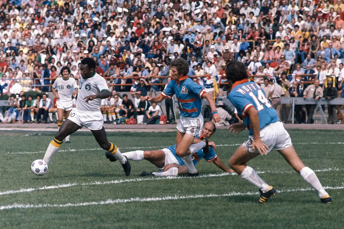 Pelé thi đấu cho New York Cosmos. Pelé thi đấu cho New York Cosmos.
