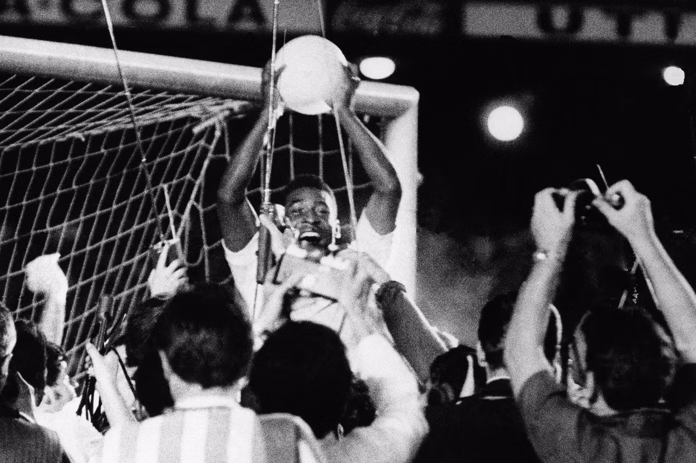 Pelé ăn mừng sau khi ghi bàn thắng thứ 1.000 vào năm 1969. Pelé ăn mừng sau khi ghi bàn thắng thứ 1.000 vào năm 1969.