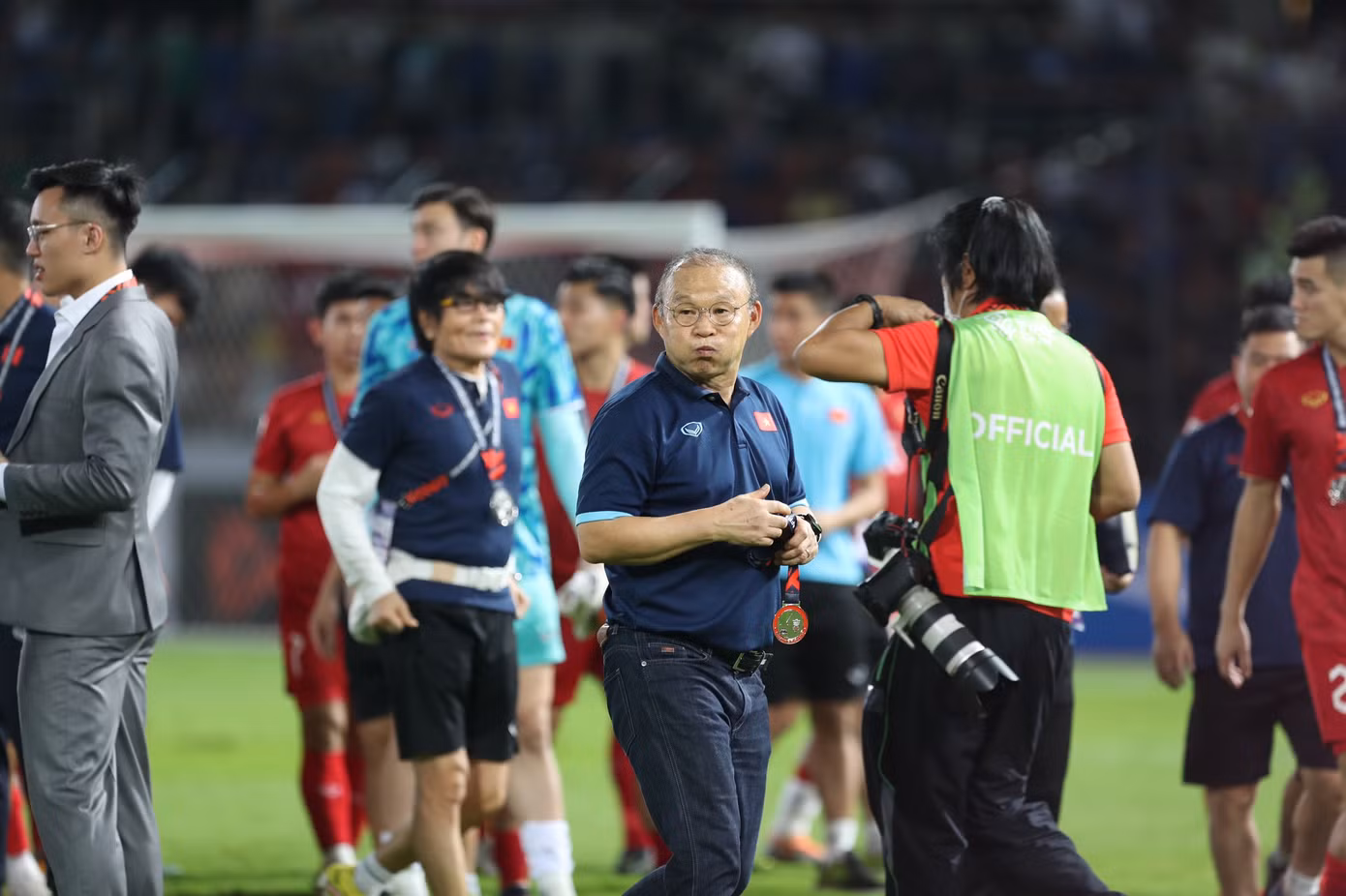Nhưng ngay lập tức ông đã tháo ra cầm trên tay. Với một nhà cầm quân khát khao chiến thắng như ông Park, về nhì không thể là niềm vui. Nhưng ngay lập tức ông đã tháo ra cầm trên tay. Với một nhà cầm quân khát khao chiến thắng như ông Park, về nhì không thể là niềm vui.