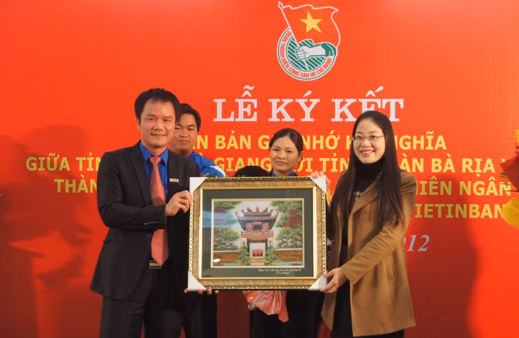  Bí thư Thành Đoàn Hà Nội Nguyễn Thị Ngà tặng quà lưu niệm cho Đoàn Thanh niên Vietinbank 