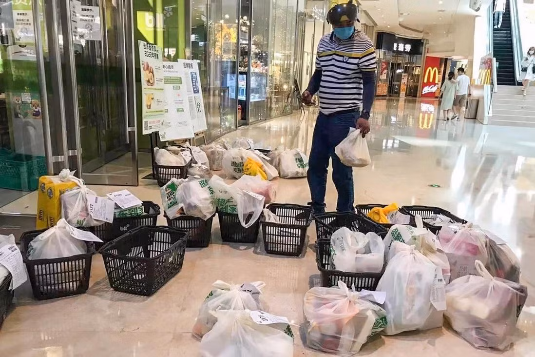 Nhiều người mua hàng túi rau trong siêu thị ở Hàng Châu. Ảnh: Handout