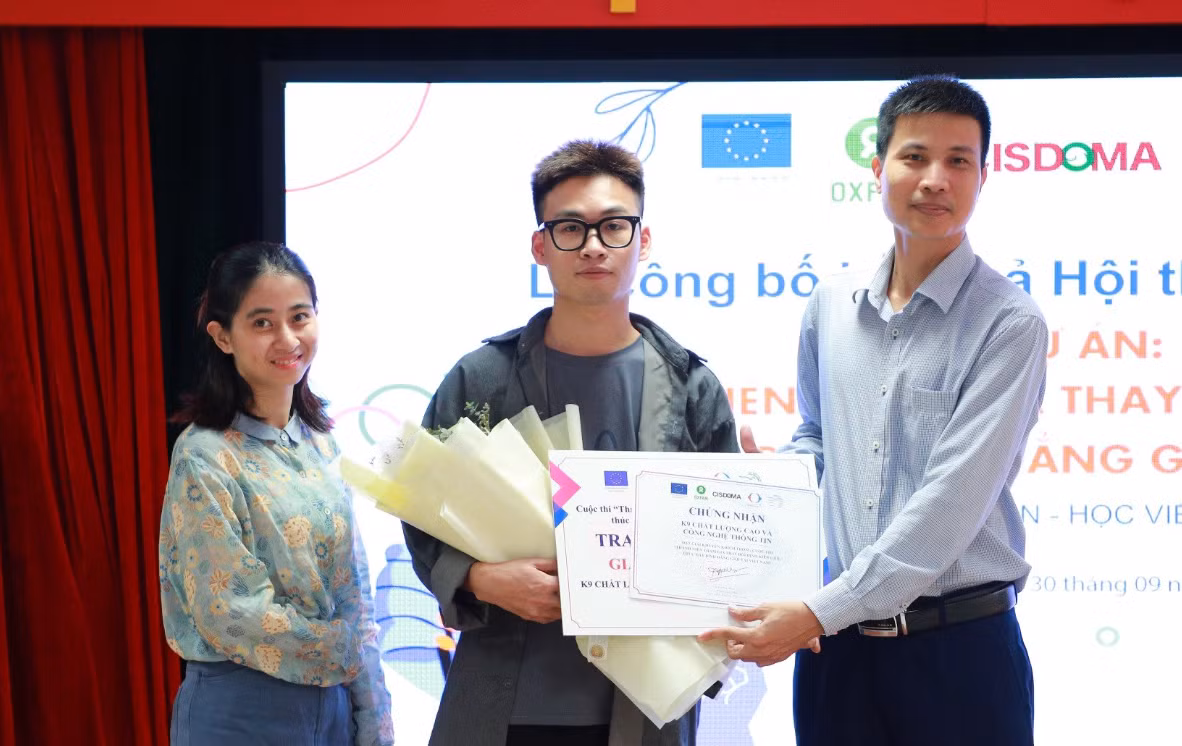 Tiến sĩ Nguyễn Tuấn Minh, đại diện Ban tổ chức trao giải cho sinh viên. Tiến sĩ Nguyễn Tuấn Minh, đại diện Ban tổ chức trao giải cho sinh viên.