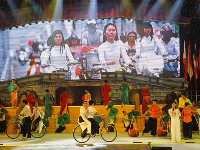 Đêm khai mạc Festival lung linh nhiều cảm xúc. Ảnh: nguyễn thành