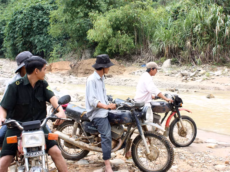 Những xe ôm triệu phú chuẩn bị vượt sông 
