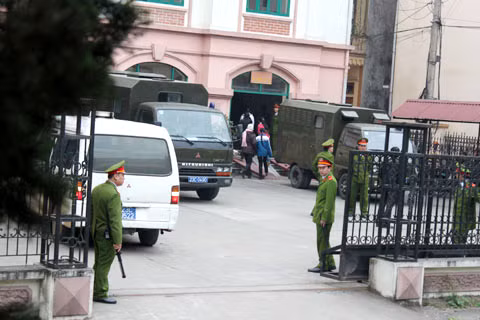 Trong số các nhân chứng và những người liên quan được đưa đến toà, có những em vẫn còn khoác trên mình chiếc áo đồng phục học sinh.